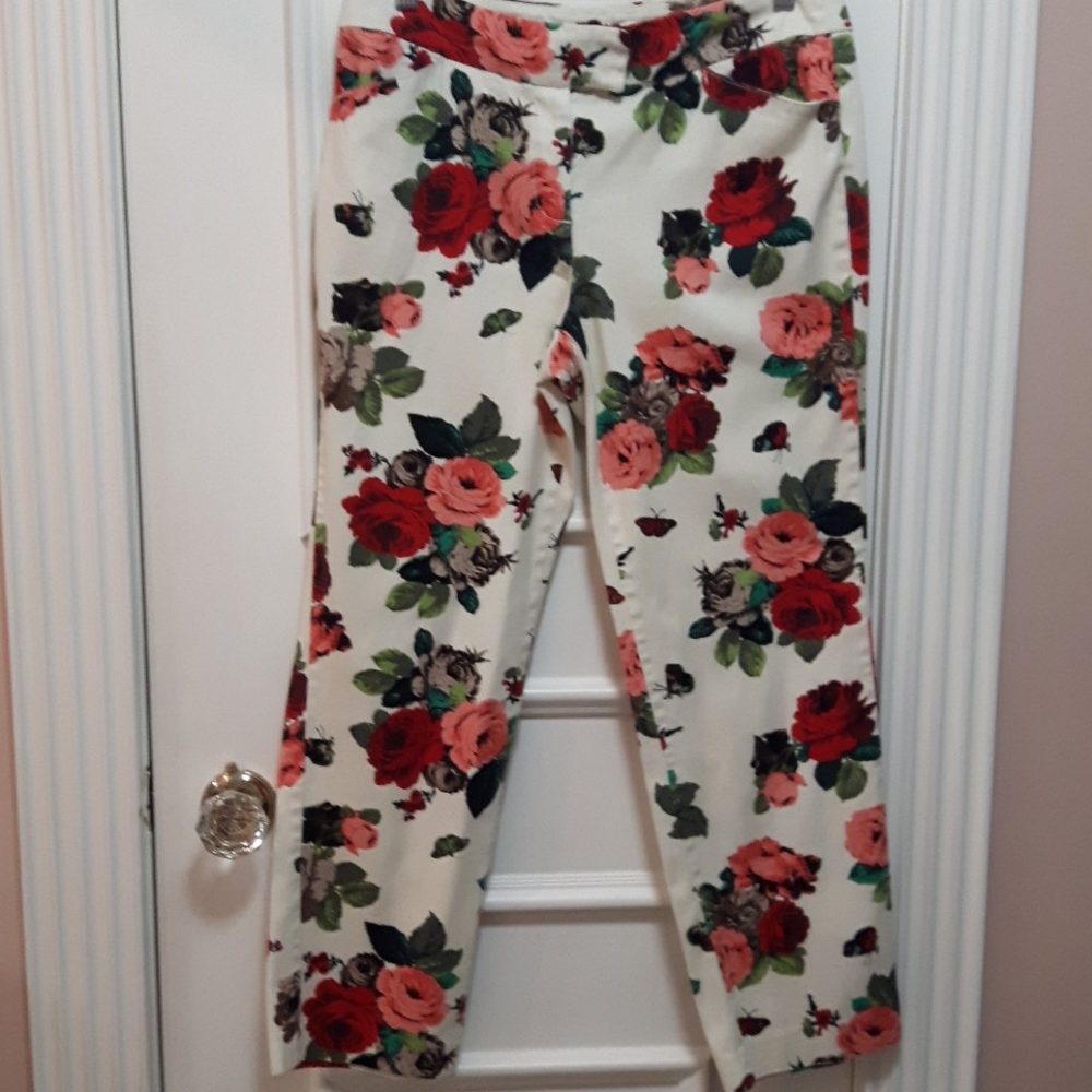 🛍️ Floral pants with butterflys